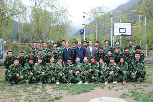 公司十分重視青年職工思想教育工作，經(jīng)常組織開展活動豐富他們的精神生活。圖為拓展訓(xùn)練后領(lǐng)導(dǎo)與年輕人合影